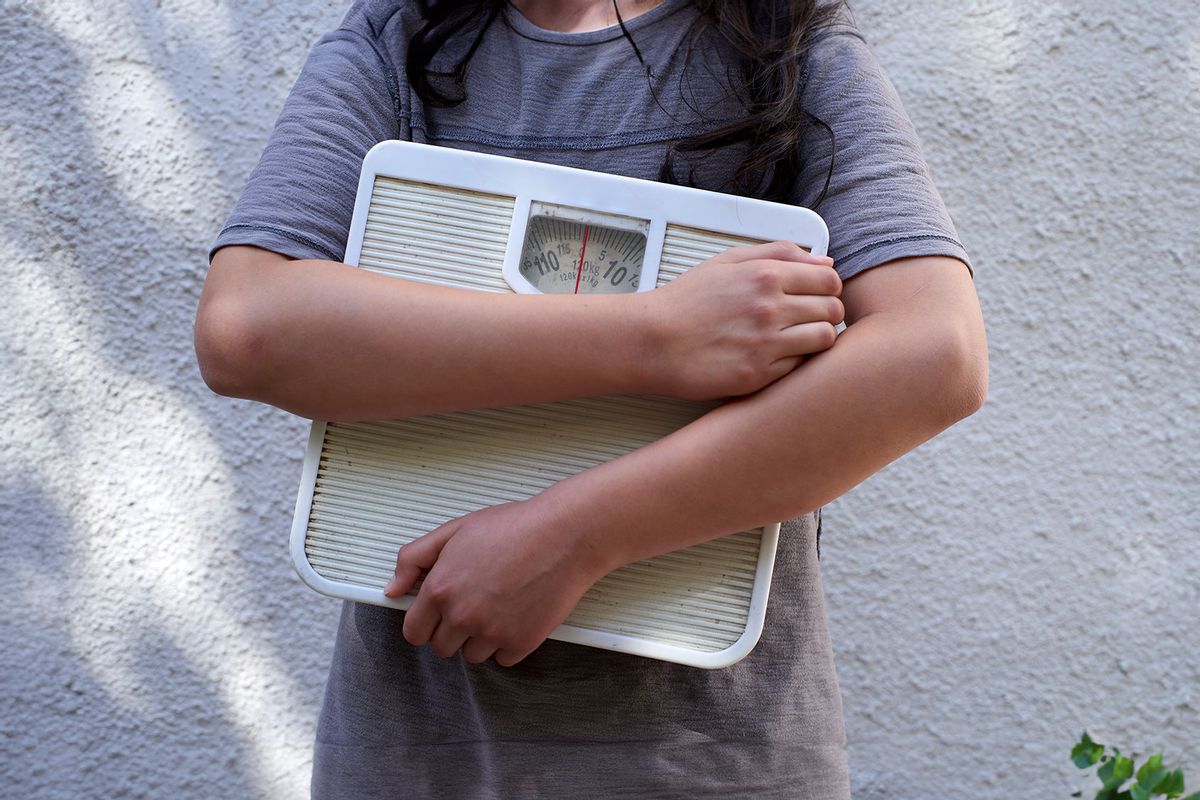 Teenager holding a scale (Getty Images/Pablo Jeffs Munizaga - Fototrekking)